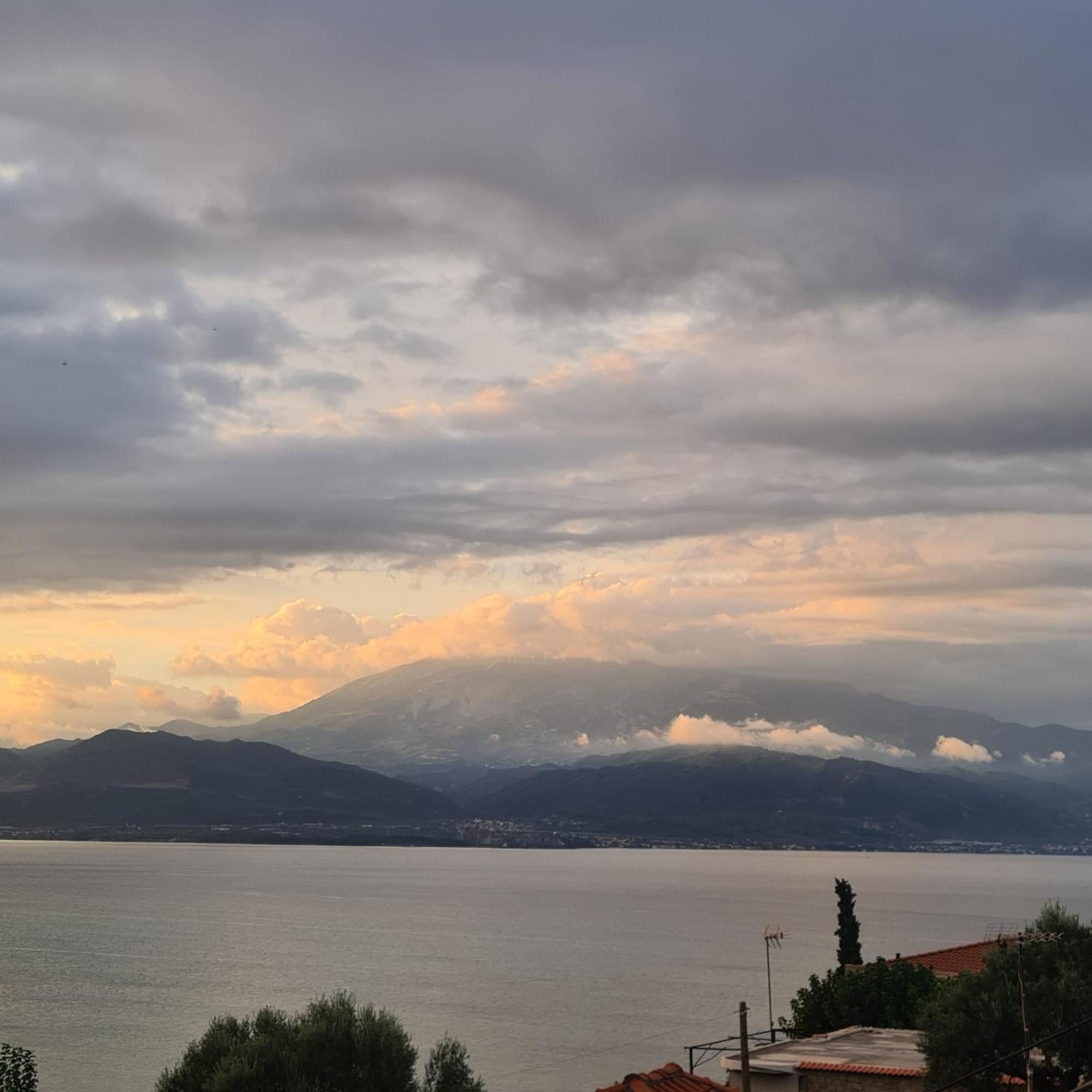 Villa View By The Castle Nafpaktos Extérieur photo